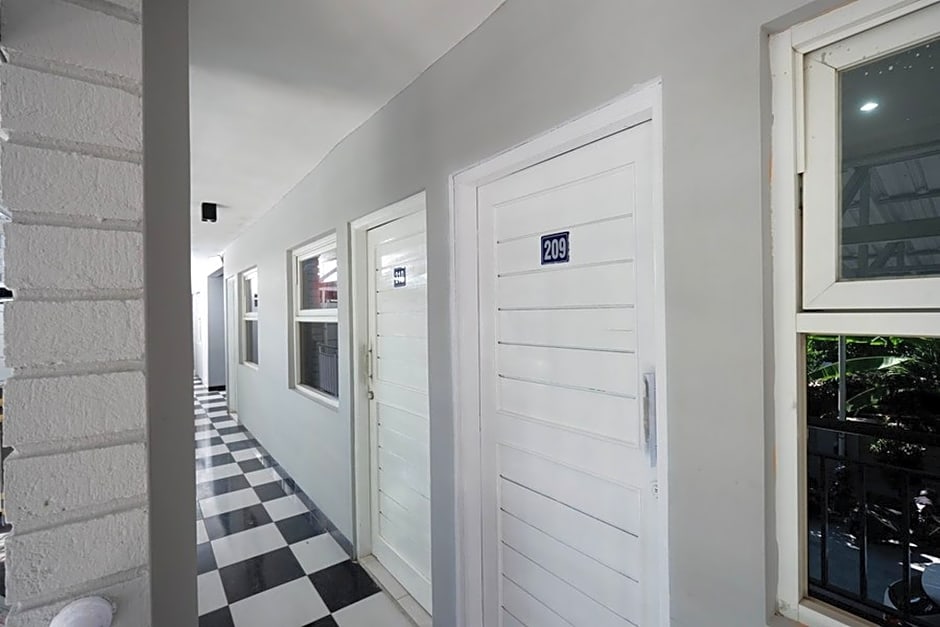 RedDoorz near Solo Square 3