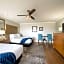 456 Embarcadero Inn & Suites