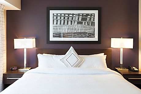 One-Bedroom Queen Suite