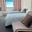 MJ - Entire Serviced apartment for 6 Guests - Next to Tube station Skyline View - London