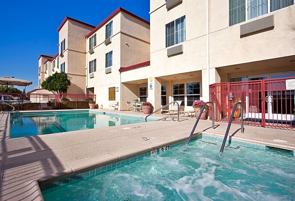 Holiday Inn Express & Suites Tracy