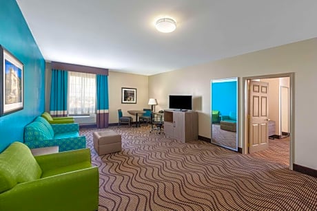 Queen Suite with Tub with Grab Bars - Mobility Accessible/Non-Smoking