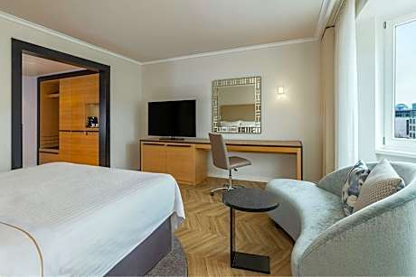 Superior Panoramic room, Larger Guest room, King, Brandenburg Gate view