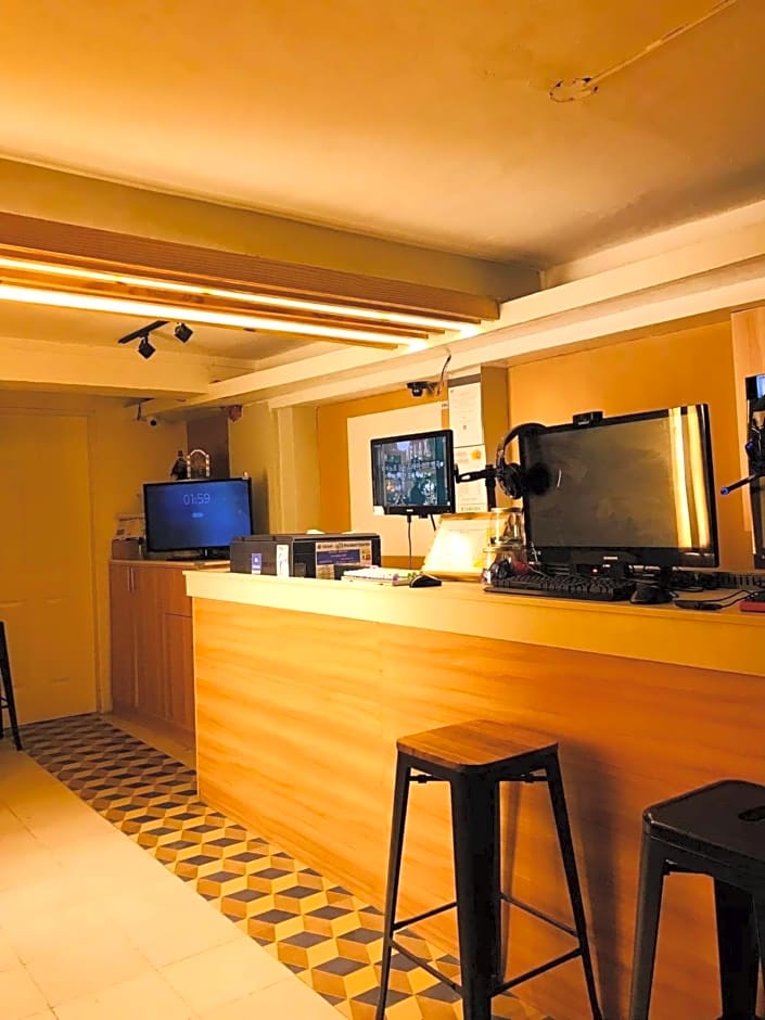 CHE & JAMES FEMALE GUEST House COLON, CEBU