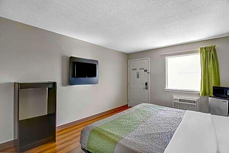 King Room with Roll-in Shower - Disability Access - smoking