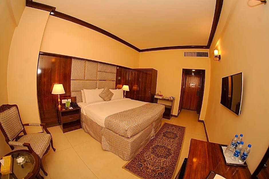 Photo 1 of 7 of Deluxe 1 King Bed