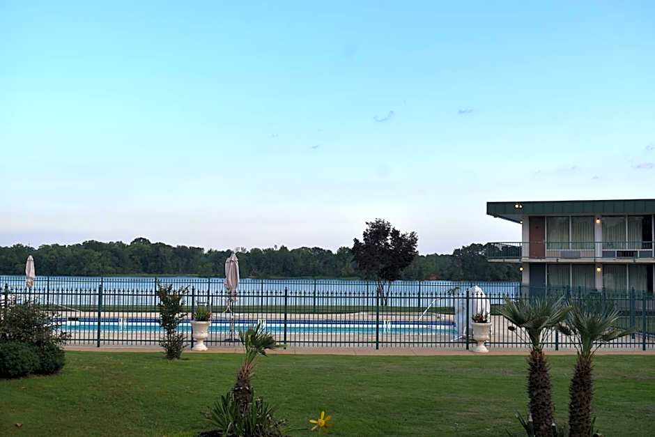 Super 8 by Wyndham Riverside AL