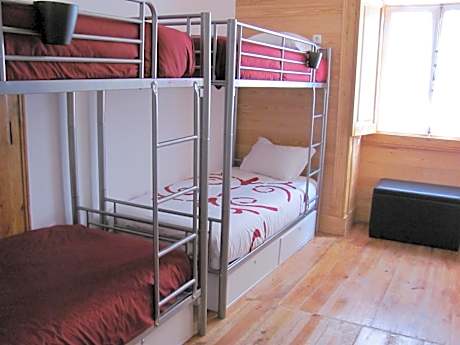 Single Bed in Mixed Dormitory Room (8 Beds)