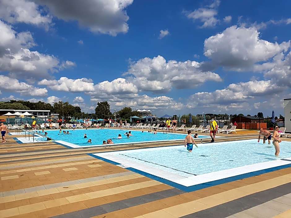 Relaxing Breaks with Hot tub at Tattershal lakes 3 Bedroom