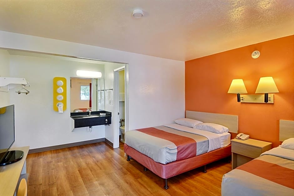 Travelodge by Wyndham Brattleboro VT