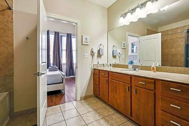 Amazing Condos Beautiful View 2 Blocks To French Quarter, Small Rooftop Pool, Gym, Seanger Theater, Super Dome, And Bourbon St