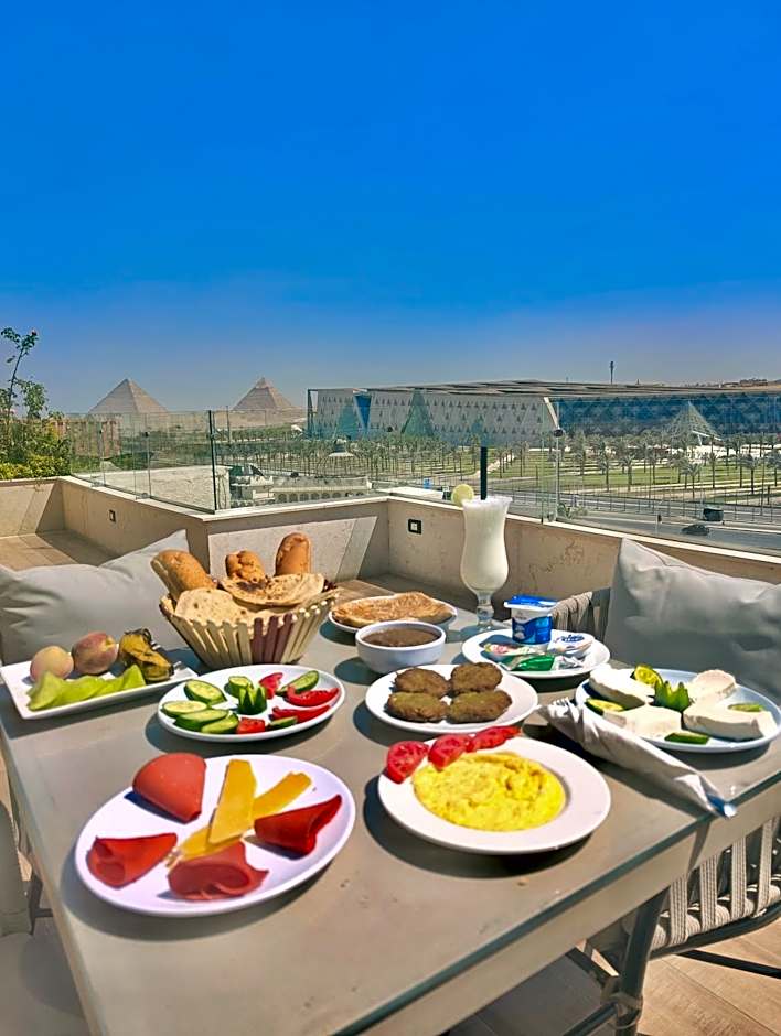 New Museum, Pyramids inn