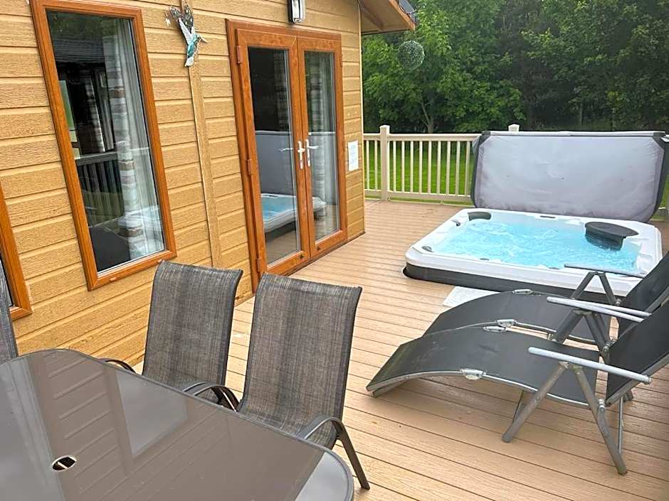 Kingfisher Lodge with Hot Tub