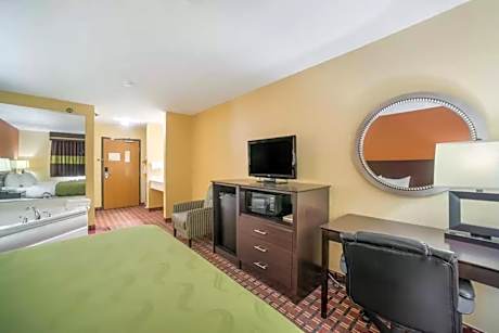 Large King Room with Whirlpool - Non Smoking