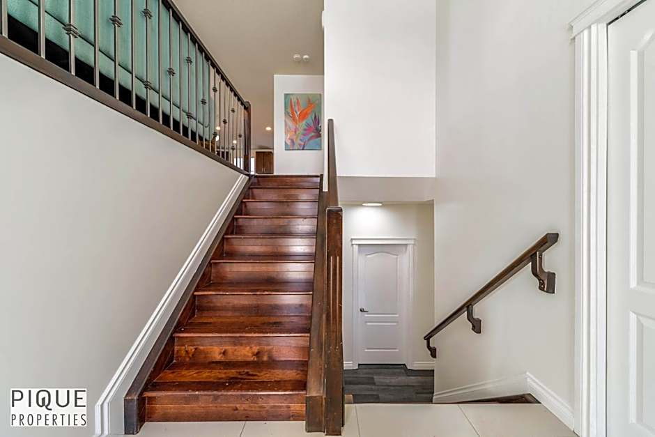 Tropical Oasis - King Beds - Free Netflix & Parking - Fast Wi-Fi