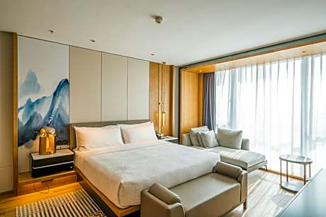 Suite, 1 King, Garden view