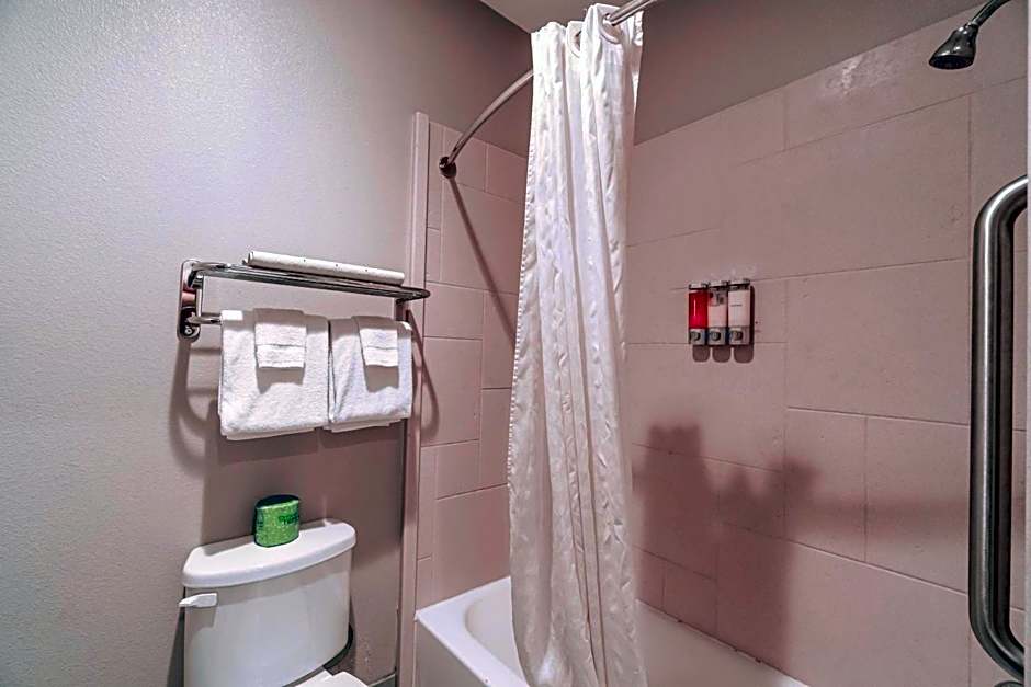 Moulton Inn & Suites By OYO