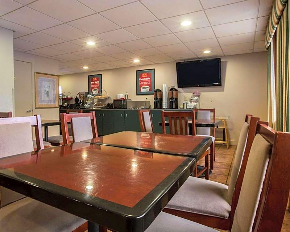 Econo Lodge Inn & Suites At Fort Moore