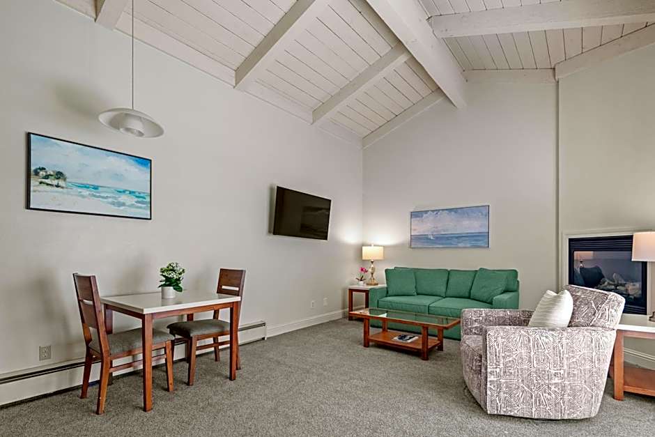 Lobos Lodge