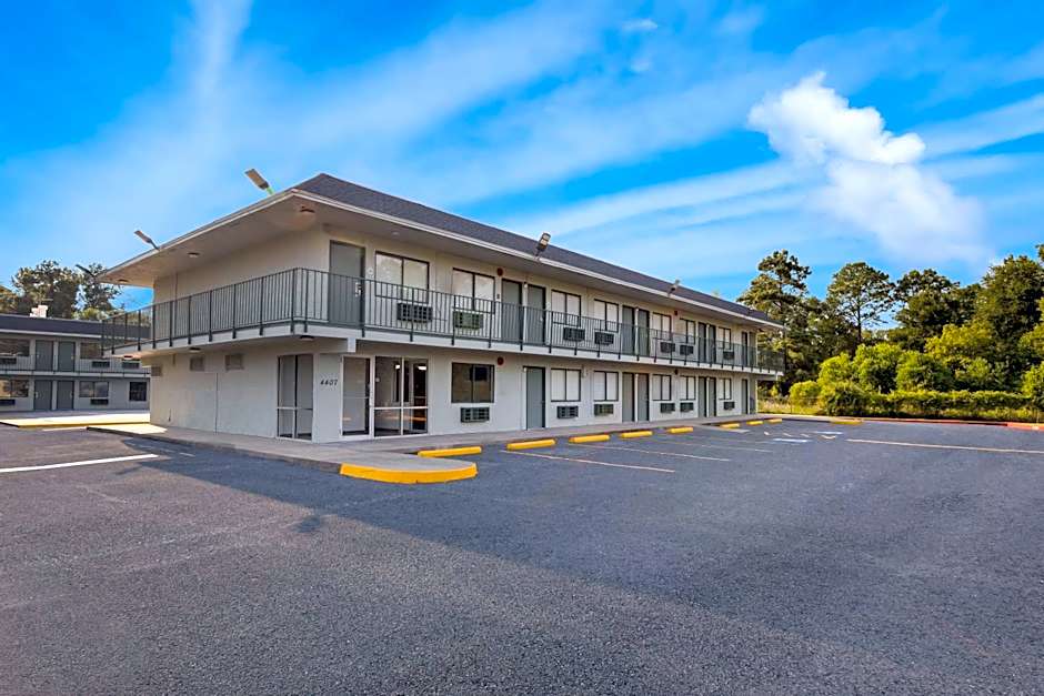 HomeTowne Studios by Red Roof Orange, TX