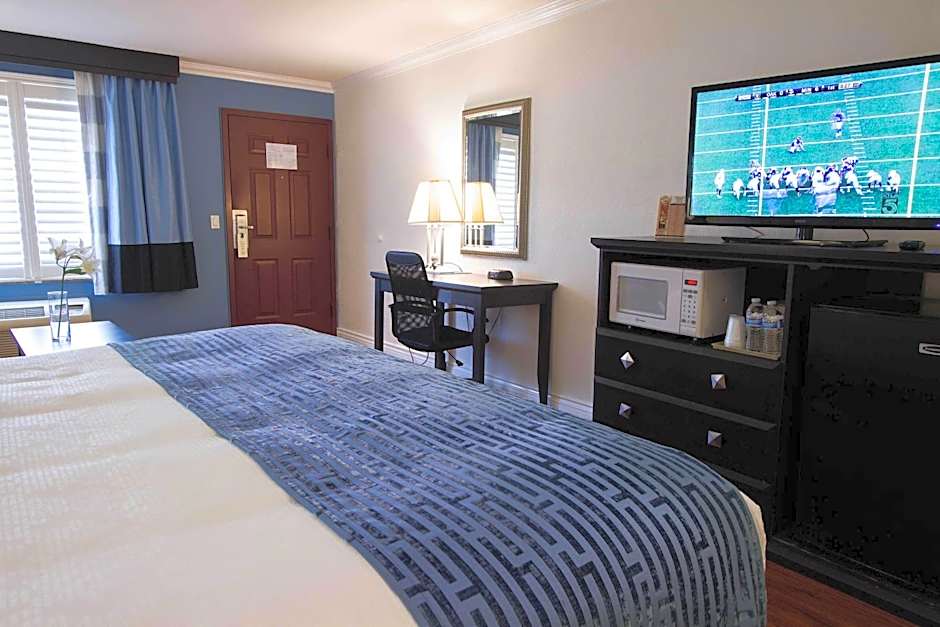 Photo 1 of 6 of 1 King Bed, Nonsmoking