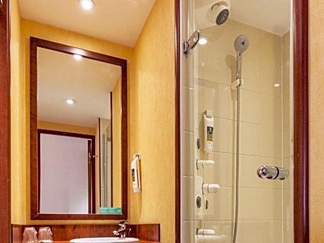 Classic two-bed room