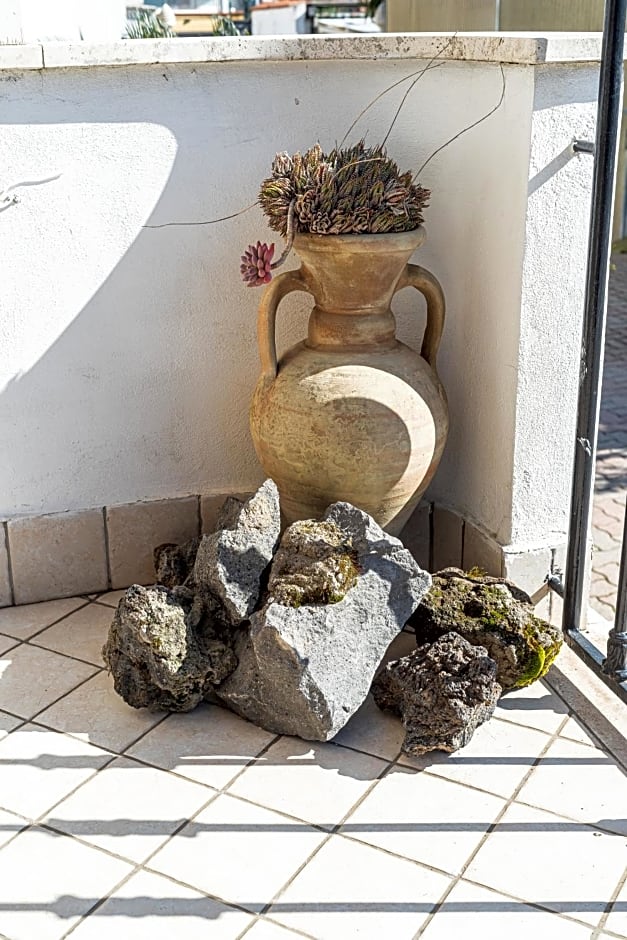 B&B VESUVIAN STONE