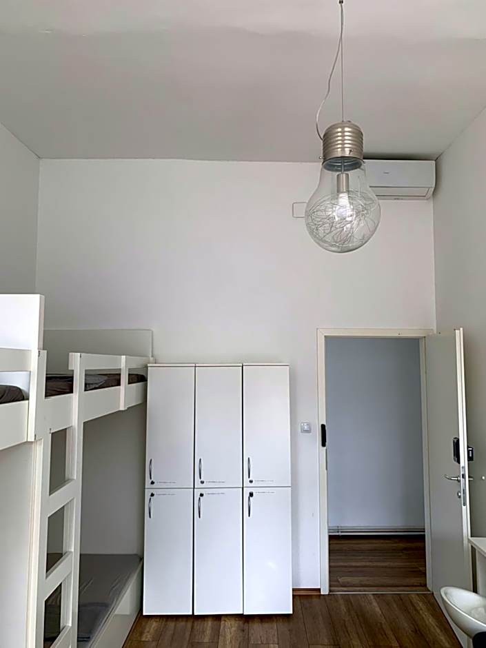 Lovecroatia Zagreb-'Paxnest' HOSTEL, No party! Cozy and quiet! Separated Men and women's Dormitory and Shower room! Indoor shoes provided! Lower beds with curtains for privacy! Maximum 4-5 beds per room! Fully prepared bed sheets! Have Laundry shop