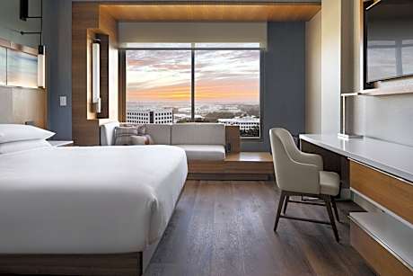 King Room with Roll-in Shower - Mobility Accessible