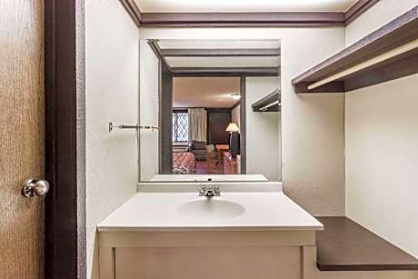 Whirlpool Suite King Bed Non Smoking