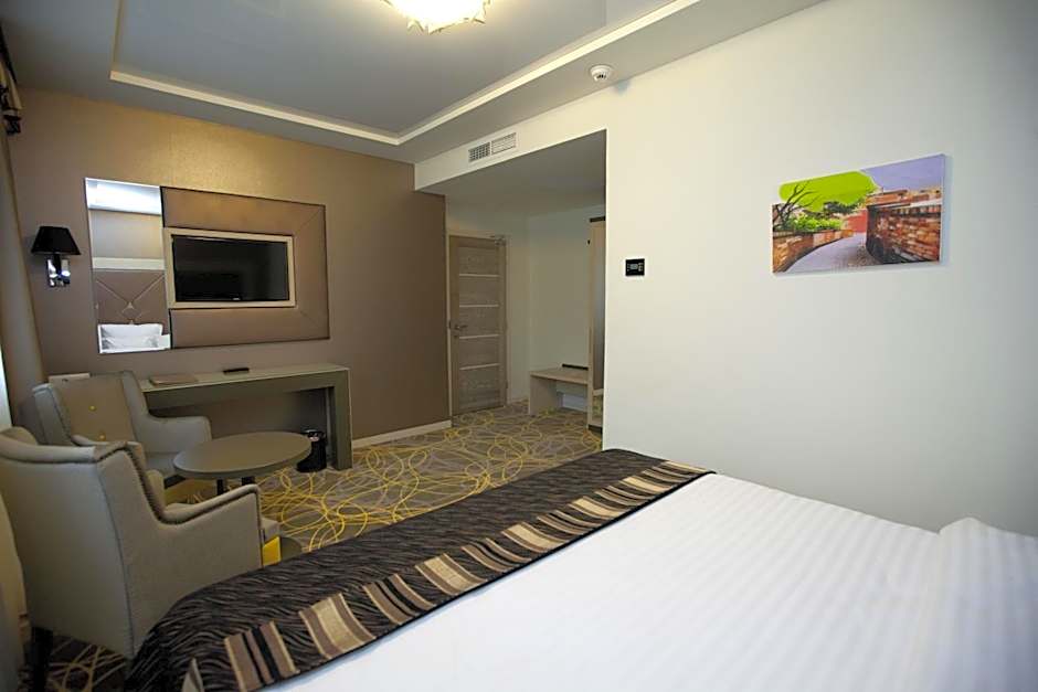 Exclusive Hotel & More