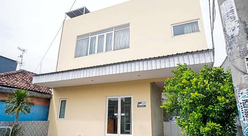 RedDoorz Syariah near Suncity Mall Sidoarjo