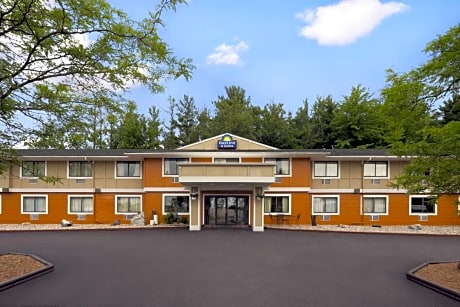 Days Inn & Suites by Wyndham Stevens Point
