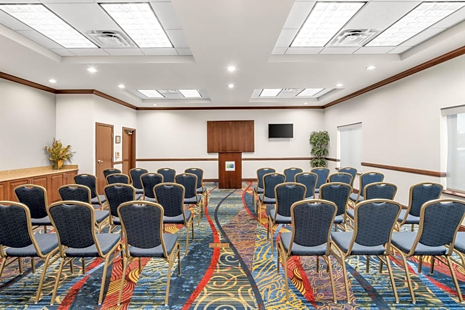 Holiday Inn Express & Suites Wilmington-Newark, an IHG Hotel