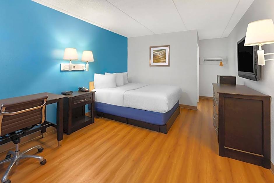 Travelodge by Wyndham Madison Heights MI