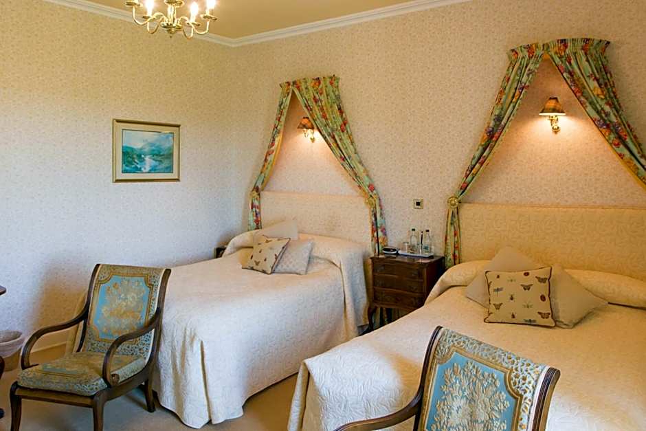 Whitehouse Country House