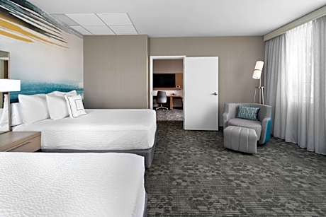 One-Bedroom Queen Suite with Two Queen Beds, River View, Sofa Bed and High Floor