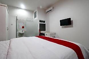 RedDoorz Plus near Living Plaza Jababeka