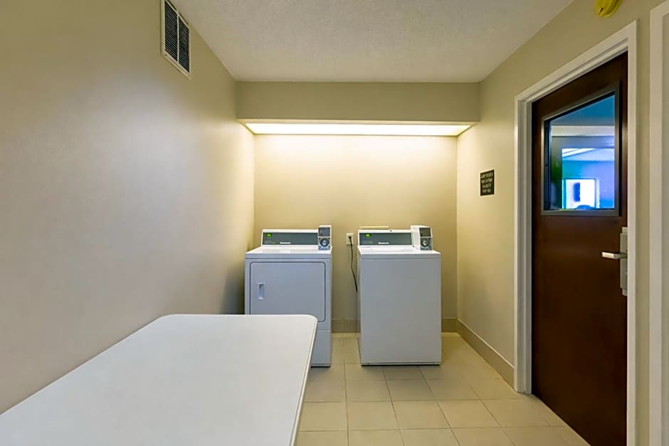 Greenfield Inn & Suites Owensboro, KY Airport