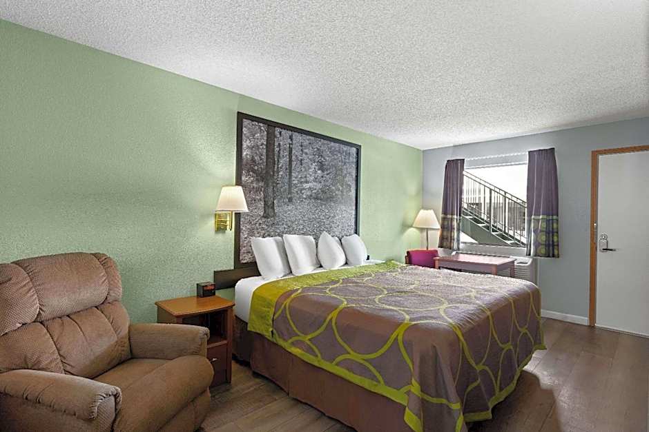 Photo 1 of 5 of 1 King Bed, Mobility Accessible, Grab Bars, Bathtub