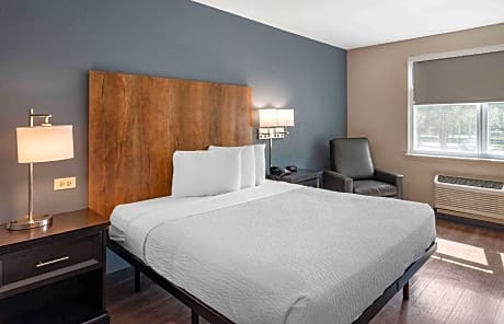 Studio with 1 Queen Bed - Hearing Accessible - Non-Smoking