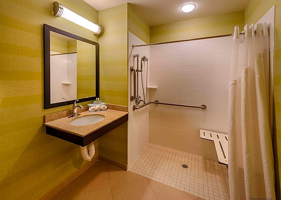 Holiday Inn Express & Suites / Red Bluff - South Redding Area By IHG