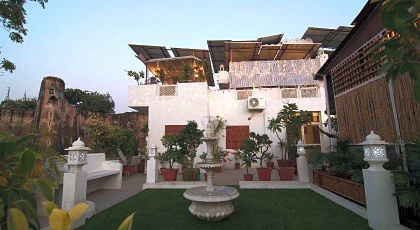 Chitra Katha Hotel