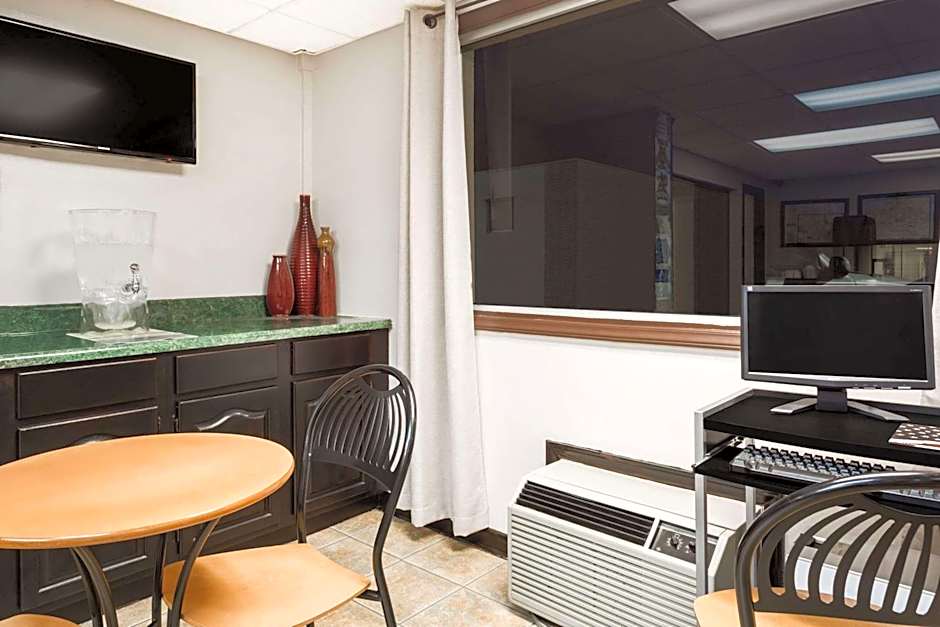 Super 8 by Wyndham Greensboro