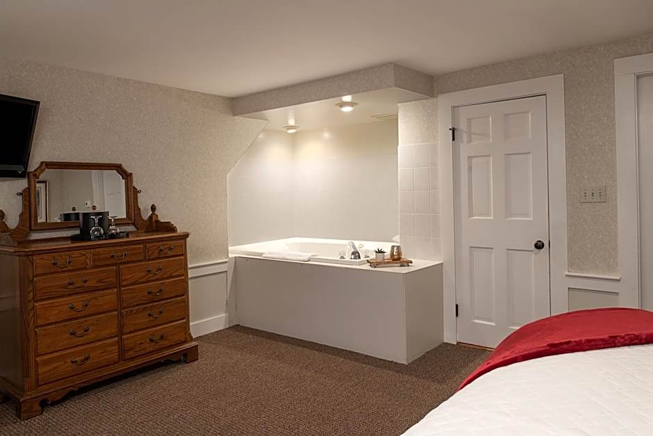 Photo 1 of 3 of Traditional 1 King Bed, Jacuzzi®