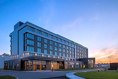 Holiday Inn Express Montreal Airport - St-Laurent by IHG