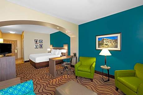 Queen Suite with Tub with Grab Bars - Mobility Accessible/Non-Smoking