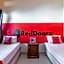 RedDoorz near Pasar Pagi 2 by Cassana