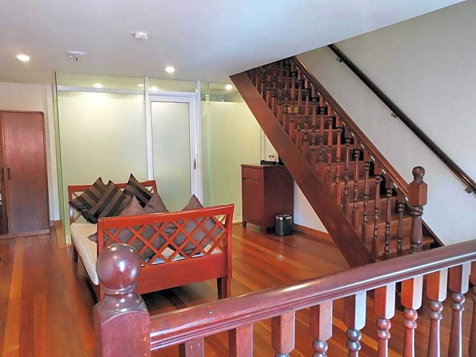 Heeren Straits Hotel