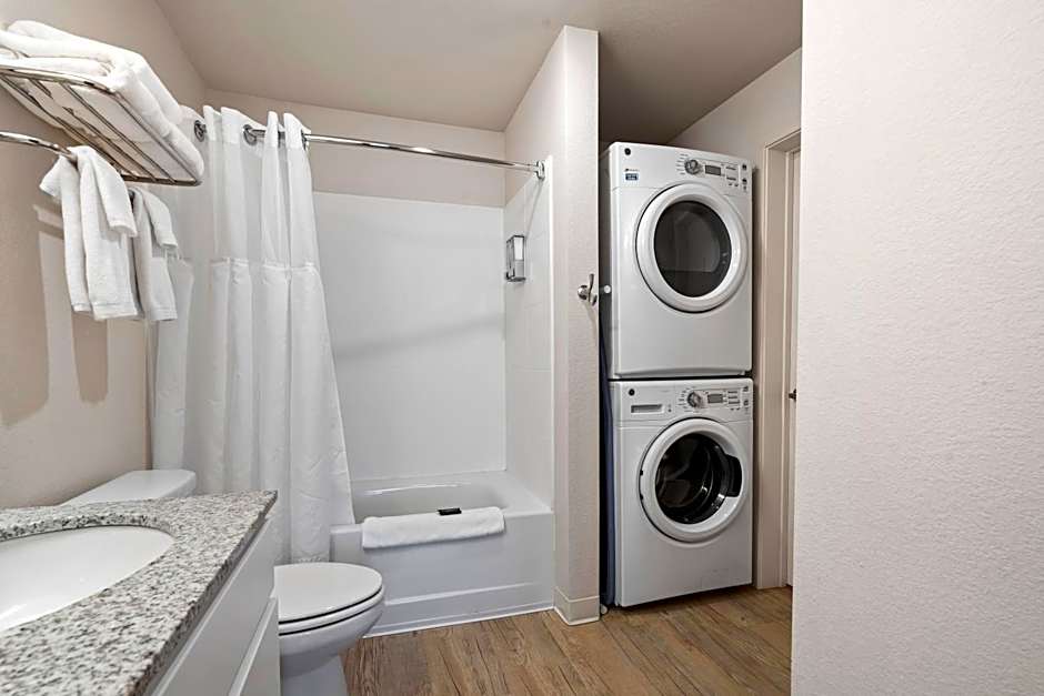 WaterWalk Extended Stay by Wyndham Kansas City - Overland Pk